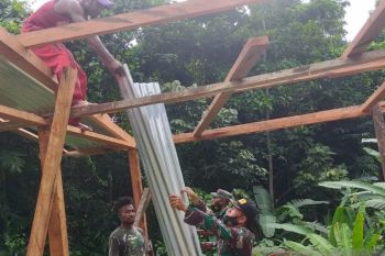Koramil Supiori Selatan bantu warga memperbaiki rumah