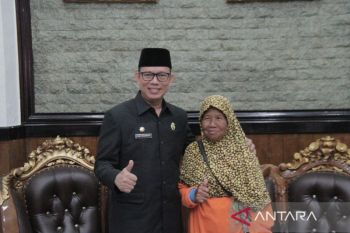 Wagiem, penyapu jalan di OKU raih penghargaan dari Presiden Jokowi peringati Hari Kartini