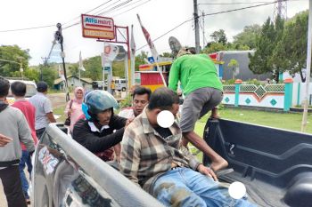 Pengendara motor terpental lima meter setelah bertabrakan dengan mobil di depan Bandara Bima