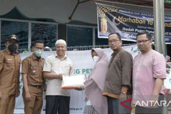 60 jemaah masjid Babussalam terima bantuan program Padang Panjang peduli