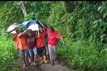 Warga Sikka gotong jenazah sejauh tujuh kilo meter