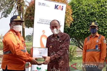 KAI Purwokerto salurkan sembako bagi warga sekitar jalur rel