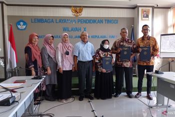 LLDIKTI-X serahkan SK Penambahan Prodi dan Perubahan Badan Penyelenggara dari Kemendikbudristek