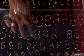 Harga emas turun Rp14.000 jadi Rp1,357 juta per gram