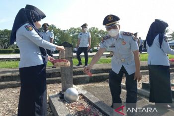 Lapas Kendari tabur bunga untuk mengenang jasa pahlawan di TMP Watubangga
