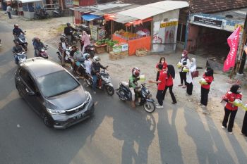 Telkom Witel Lampung bagikan takjil kepada pengguna jalan