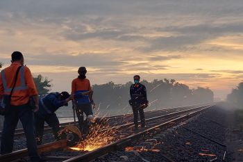 Daop Madiun lakukan pergantian dan perawatan rel jelang mudik Lebaran 2022