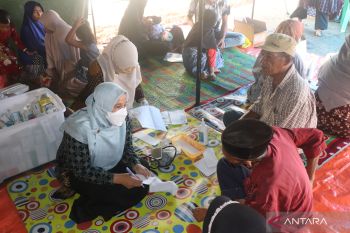 Antisipasi malaria, Dinkes Pasbar periksa sampel darah korban pengungsi gempa (Video)