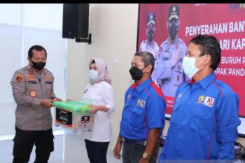 Buruh di Palembang dapat bantuan paket sembako dari Kapolri