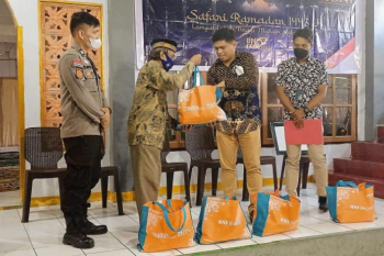 BNI bagi-bagi sembako untuk Jemaah Masjid Al-Jihad