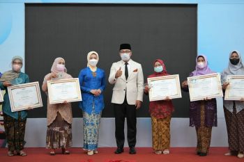 Gubernur Jabar berikan penghargaan kepada 27 pahlawan perempuan