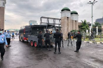 Demonstran mulai padati depan Gedung  Parlemen