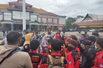 Rekannya dipecat, ratusan anggota KASBI demo di Kantor Bupati Inhu