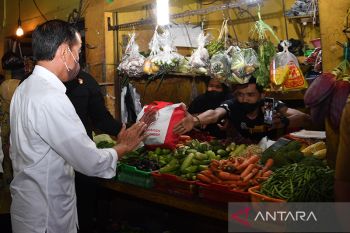 Jokowi bagikan bansos di sejumlah pasar