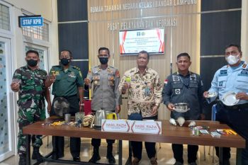 Kadiv Pas Kemenkumham Lampung pimpin razia di Rutan