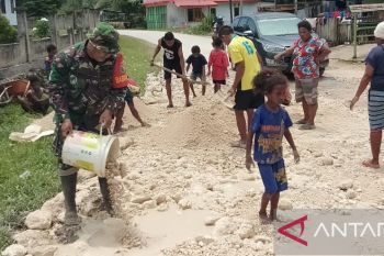 Koramil Biak Kota bantu warga perbaiki akses jalan yang rusak