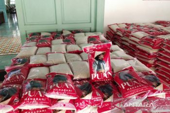Puan bagikan beras untuk pengurus partai di Solo