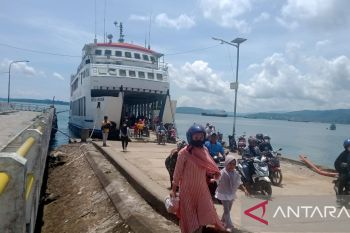 Kapal feri di Baubau sandar di dermaga plencengan untuk layani mudik Lebaran