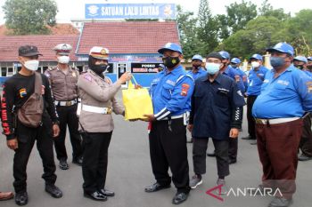Satlantas berbagi ratusan takjil dan paket sembako di Solo