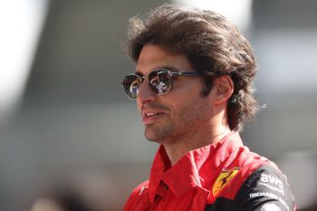 Carlos Sainz perpanjang kontrak dengan Ferrari hingga 2024