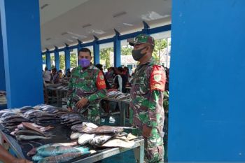 Babinsa Posramil Biak Timur lakukan kunjungan ke pasar tradisional
