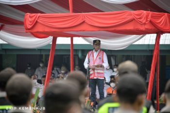 Menhub minta petugas melayani penumpang KA dengan ramah