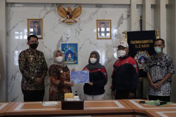 Sleman menyerahkan penghargaan kepada olahragawan berprestasi Popda DIY