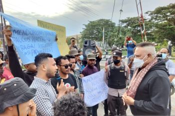 Masyarakat sambut Paulus Waterpauw minta kesediaan menjadi plt gubernur