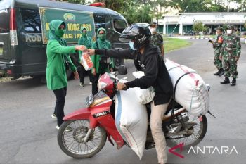 Kodim 1002/HST bersama jajaran berbagi takjil di jalan