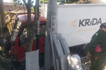 Sopir kurang konsentrasi, mobil boks "cium" tembok pagar di Sengkerang