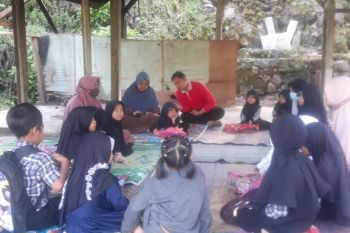 Pasca kebakaran, siswa TK Negeri 1 Sembalun belajar di rumah warga