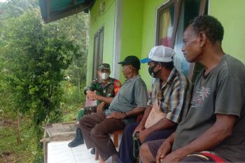 Babinsa Warsa terus jaga komunikasi dengan warga Kampung Wandos