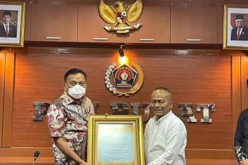 Hargai kebebasan Gubernur Olly terima penghargaan "Mitra Pers" PWI Pusat