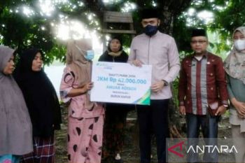 Wako Fadly Amran menyerahkan santunan JKM kepada ahli waris pekerja tambang kapur
