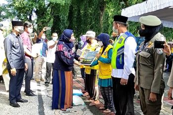 Pemprov NTB saluran bantuan bagi 859 petugas kebersihan di Kota Mataram