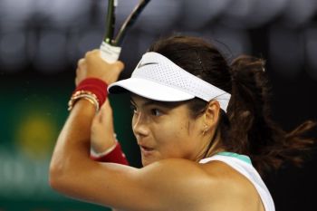Emma Raducanu bangkit untuk dapatkan tiket ke perempat final Stuttgart
