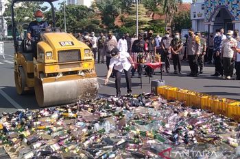 1.534 botol minuman beralkohol di Kudus dimusnahkan