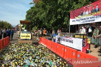 Polres Batang musnahkan ribuan botol minuman keras dan  petasan