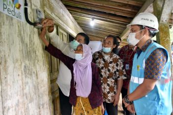 50 keluarga kurang mampu nikmati sambungan listrik PLN gratis