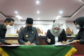 Gubernur dan Ketua DPRD Sulsel teken persetujuan tiga rancangan peraturan daerah