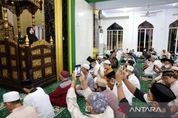 Wakil Wali Kota Makassar bagikan 550 paket sembako di Biringkanaya