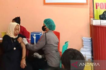 Dinkes Biak vaksinasi warga di lima distrik Kepulauan Numfor