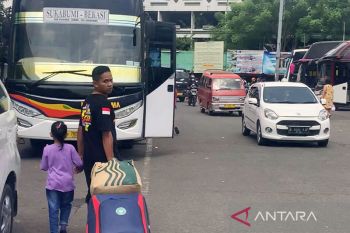 Ratusan pemudik mulai berangkat dari Terminal Bekasi