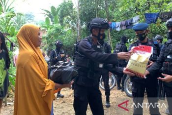 Brimob Polda Sulawesi Tenggara bantu warga kurang mampu jelang Lebaran 2022