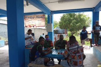 Babinsa Biak Timur tingkatkan kebersamaan dengan "ngopi bareng" warga