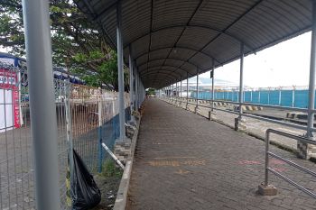 Penumpang pejalan kaki di Pelabuhan Merak lengang