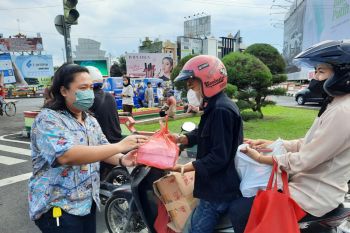 Peduli sesama, Ailaa Shop bagikan ratusan nasi kotak dan takjil kepada pengendara