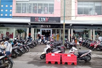 Satgas COVID-19 memantau prokes di pusat perbelanjaan Mataram