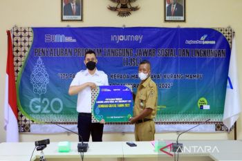 Bandara Adi Soemarmo salurkan ratusan paket sembako kepada masyarakat