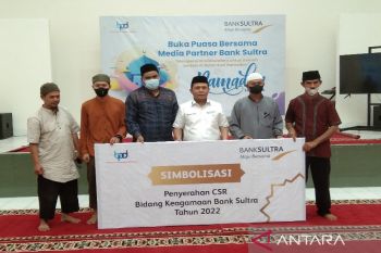 BUMD Bank Sultra memberi bantuan Rp150 juta untuk masjid dan pesantren